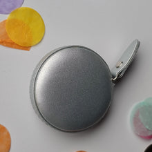 Lade das Bild in den Galerie-Viewer, Maßband, Kunstleder 150 cm in der Farbe Silber