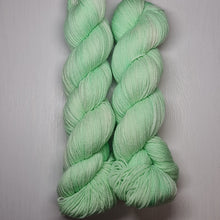 Lade das Bild in den Galerie-Viewer, Pastellfarben Waldmeister TwistLux 80/20 Fingering Garn, 100 Gramm Strang, 400 Meter, mit Liebe handgefärbt