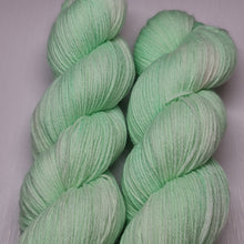 Lade das Bild in den Galerie-Viewer, Pastellfarben Waldmeister TwistLux 80/20 Fingering Garn, 100 Gramm Strang, 400 Meter, mit Liebe handgefärbt