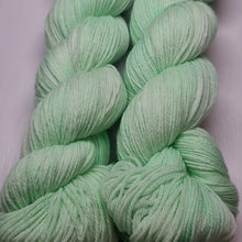 Lade das Bild in den Galerie-Viewer, Pastellfarben Waldmeister TwistLux 80/20 Fingering Garn, 100 Gramm Strang, 400 Meter, mit Liebe handgefärbt