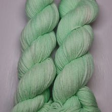 Lade das Bild in den Galerie-Viewer, Pastellfarben Waldmeister TwistLux 80/20 Fingering Garn, 100 Gramm Strang, 400 Meter, mit Liebe handgefärbt