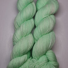 Lade das Bild in den Galerie-Viewer, Pastellfarben Waldmeister TwistLux 80/20 Fingering Garn, 100 Gramm Strang, 400 Meter, mit Liebe handgefärbt