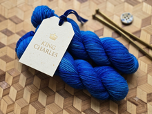 Lade das Bild in den Galerie-Viewer, King Charles , Velvet Touch, Fingering weight,100 Gramm, 400 Meter, mit Liebe handgefärbt.