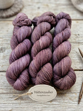 Lade das Bild in den Galerie-Viewer, Naturburschen , Velvet Touch, Fingering weight,100 Gramm, 400 Meter, mit Liebe handgefärbt. Farbe: Hüttenzauber
