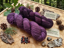 Lade das Bild in den Galerie-Viewer, Naturburschen , Velvet Touch, Fingering weight,100 Gramm, 400 Meter, mit Liebe handgefärbt. Farbe: Waldschatten
