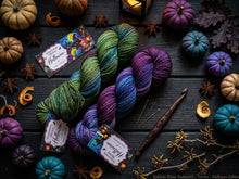 Lade das Bild in den Galerie-Viewer, Halloween, Velvet Touch, Fingering weight,100 Gramm, 400 Meter, mit Liebe handgefärbt. Farbe: Oktober Strang Halloween