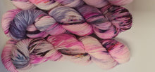 Lade das Bild in den Galerie-Viewer, Ally, TwistLux 80/20 Fingering Garn, 100 Gramm Strang, 400 Meter
