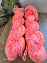 Lade das Bild in den Galerie-Viewer, Believe, Oasis400, Fingering weight,100 Gramm, 400 Meter, mit Liebe handgefärbt.