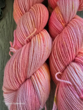 Lade das Bild in den Galerie-Viewer, Believe, Oasis400, Fingering weight,100 Gramm, 400 Meter, mit Liebe handgefärbt.