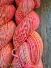 Lade das Bild in den Galerie-Viewer, Believe, Oasis400, Fingering weight,100 Gramm, 400 Meter, mit Liebe handgefärbt.