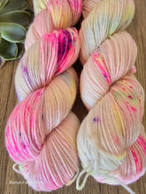 Lade das Bild in den Galerie-Viewer, Hubba Bubba 2.0, Oasis400, Fingering weight,100 Gramm, 400 Meter, mit Liebe handgefärbt.
