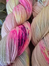 Lade das Bild in den Galerie-Viewer, Hubba Bubba 2.0, Oasis400, Fingering weight,100 Gramm, 400 Meter, mit Liebe handgefärbt.