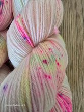 Lade das Bild in den Galerie-Viewer, Hubba Bubba 2.0, Oasis400, Fingering weight,100 Gramm, 400 Meter, mit Liebe handgefärbt.