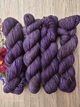 Lade das Bild in den Galerie-Viewer, "FERNWEH" Luxery Perlgarn Merino Fingering  1600 Meter, Freude pur beim Verstricken, mit Liebe handgefärbt.