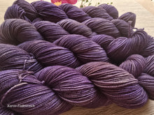 Lade das Bild in den Galerie-Viewer, "FERNWEH" Luxery Perlgarn Merino Fingering  1600 Meter, Freude pur beim Verstricken, mit Liebe handgefärbt.