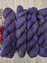 Lade das Bild in den Galerie-Viewer, "FERNWEH" Luxery Perlgarn Merino Fingering  1600 Meter, Freude pur beim Verstricken, mit Liebe handgefärbt.