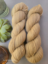 Lade das Bild in den Galerie-Viewer, Natur Wally Walnuss Oasis400 Velvet Touch, Fingering weight,100 Gramm, 400 Meter, mit Liebe handgefärbt.