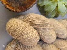Lade das Bild in den Galerie-Viewer, Natur Wally Walnuss Oasis400 Velvet Touch, Fingering weight,100 Gramm, 400 Meter, mit Liebe handgefärbt.