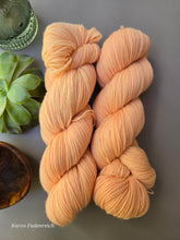 Lade das Bild in den Galerie-Viewer, NATUR Alizarin Oasis400 Velvet Touch, Fingering weight,100 Gramm, 400 Meter, mit Liebe handgefärbt.