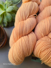 Lade das Bild in den Galerie-Viewer, NATUR Alizarin Oasis400 Velvet Touch, Fingering weight,100 Gramm, 400 Meter, mit Liebe handgefärbt.