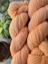 Lade das Bild in den Galerie-Viewer, NATUR Alizarin Oasis400 Velvet Touch, Fingering weight,100 Gramm, 400 Meter, mit Liebe handgefärbt.