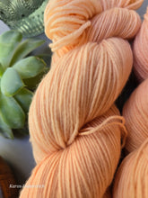 Lade das Bild in den Galerie-Viewer, NATUR Alizarin Oasis400 Velvet Touch, Fingering weight,100 Gramm, 400 Meter, mit Liebe handgefärbt.
