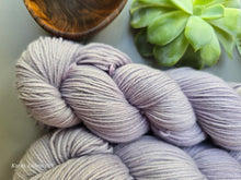 Lade das Bild in den Galerie-Viewer, NATUR Morgendämmerung Oasis400 Velvet Touch, Fingering weight,100 Gramm, 400 Meter, mit Liebe handgefärbt.