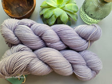 Lade das Bild in den Galerie-Viewer, NATUR Morgendämmerung Oasis400 Velvet Touch, Fingering weight,100 Gramm, 400 Meter, mit Liebe handgefärbt.