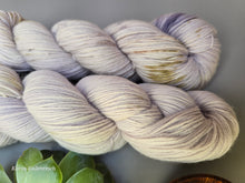 Lade das Bild in den Galerie-Viewer, NATUR SeebrieseOasis400 Velvet Touch, Fingering weight,100 Gramm, 400 Meter, mit Liebe handgefärbt.