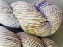 Lade das Bild in den Galerie-Viewer, NATUR SeebrieseOasis400 Velvet Touch, Fingering weight,100 Gramm, 400 Meter, mit Liebe handgefärbt.
