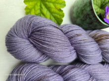 Lade das Bild in den Galerie-Viewer, NATUR SolarfärbungOasis400 Velvet Touch, Fingering weight,100 Gramm, 400 Meter, mit Liebe handgefärbt.