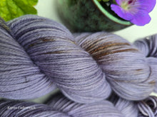 Lade das Bild in den Galerie-Viewer, NATUR SolarfärbungOasis400 Velvet Touch, Fingering weight,100 Gramm, 400 Meter, mit Liebe handgefärbt.