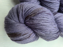 Lade das Bild in den Galerie-Viewer, NATUR SolarfärbungOasis400 Velvet Touch, Fingering weight,100 Gramm, 400 Meter, mit Liebe handgefärbt.