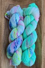 Lade das Bild in den Galerie-Viewer, Peppermint Paddy Velvet Touch, Fingering weight,100 Gramm, 400 Meter, mit Liebe handgefärbt.
