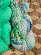 Lade das Bild in den Galerie-Viewer, Sonderpreis, Turteltäubchen, Velvet Touch, Fingering weight,200 Gramm, 800 Meter, mit Liebe handgefärbt.