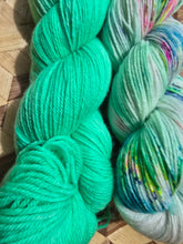 Lade das Bild in den Galerie-Viewer, Sonderpreis, Turteltäubchen, Velvet Touch, Fingering weight,200 Gramm, 800 Meter, mit Liebe handgefärbt.