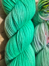 Lade das Bild in den Galerie-Viewer, Sonderpreis, Turteltäubchen, Velvet Touch, Fingering weight,200 Gramm, 800 Meter, mit Liebe handgefärbt.