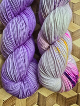 Lade das Bild in den Galerie-Viewer, Sonderpreis, Turteltäubchen, Velvet Touch, Fingering weight,200 Gramm, 800 Meter, mit Liebe handgefärbt. FARBE: FLIEDER