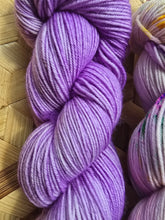 Lade das Bild in den Galerie-Viewer, Sonderpreis, Turteltäubchen, Velvet Touch, Fingering weight,200 Gramm, 800 Meter, mit Liebe handgefärbt. FARBE: FLIEDER