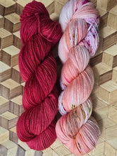 Lade das Bild in den Galerie-Viewer, Sonderpreis, Turteltäubchen, Velvet Touch, Fingering weight,200 Gramm, 800 Meter, mit Liebe handgefärbt. FARBE: ROT