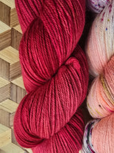 Lade das Bild in den Galerie-Viewer, Sonderpreis, Turteltäubchen, Velvet Touch, Fingering weight,200 Gramm, 800 Meter, mit Liebe handgefärbt. FARBE: ROT