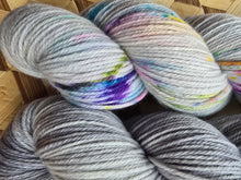 Lade das Bild in den Galerie-Viewer, Sonderpreis, Turteltäubchen, Velvet Touch, Fingering weight,200 Gramm, 800 Meter, mit Liebe handgefärbt. FARBE: Grau