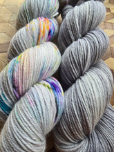 Lade das Bild in den Galerie-Viewer, Sonderpreis, Turteltäubchen, Velvet Touch, Fingering weight,200 Gramm, 800 Meter, mit Liebe handgefärbt. FARBE: Grau