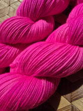 Lade das Bild in den Galerie-Viewer, Alecia Beth Moore, Velvet Touch, Fingering weight,100 Gramm, 400 Meter, mit Liebe handgefärbt.