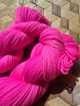 Lade das Bild in den Galerie-Viewer, Alecia Beth Moore, Velvet Touch, Fingering weight,100 Gramm, 400 Meter, mit Liebe handgefärbt.
