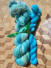 Lade das Bild in den Galerie-Viewer, Sommerbrise, Bamburino, Fingering weight,100 Gramm, 400 Meter + MiniSkein 20 Gramm, mit Liebe handgefärbt.