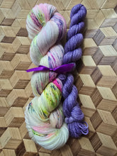 Lade das Bild in den Galerie-Viewer, Sommerduft, Bamburino, Fingering weight,100 Gramm, 400 Meter + MiniSkein 20 Gramm, mit Liebe handgefärbt.