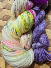 Lade das Bild in den Galerie-Viewer, Sommerduft, Bamburino, Fingering weight,100 Gramm, 400 Meter + MiniSkein 20 Gramm, mit Liebe handgefärbt.