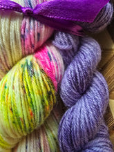 Lade das Bild in den Galerie-Viewer, Sommerduft, Bamburino, Fingering weight,100 Gramm, 400 Meter + MiniSkein 20 Gramm, mit Liebe handgefärbt.