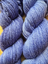 Lade das Bild in den Galerie-Viewer, Kornblümchen, Velvet Touch, Fingering weight,100 Gramm, 400 Meter, mit Liebe handgefärbt.